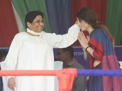 Lok sabha election 2019: Dimple yadav touches mayawati’s feet she calls her bahu | Video: डिंपल यादव ने महागठबंधन की रैली में मायावती के छुए पैर, बसपा सुप्रीमो ने 'बहू' कह कर दिया आशीर्वाद