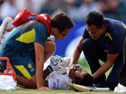 australia vs sri lanka 2nd test dimuth karunaratne injured on nasty bouncer on head | AUS Vs SL: श्रीलंका का ये बल्लेबाज बाउंसर लगते ही जमीन पर गिरा, रिटायर्ड हर्ट, हो गई ऐसी हालत