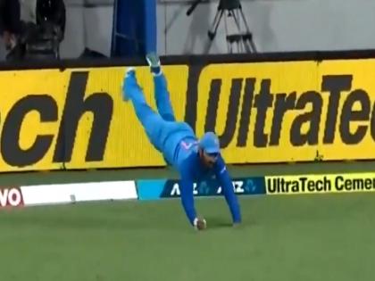 india vs new zealand 1st t20 dinesh karthik takes stunning catch of Daryl Mitchell | IND Vs NZ 1st T20: दिनेश कार्तिक ने लिया डेरिल मिशेल का ऐसा कैच, जिसे देख हर कोई रह गया दंग!