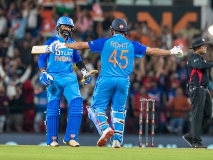 India vs Australia T20 2022 rohit sharma dinesh kartik hugs finisher grabbing dk neck playfully see video | India vs Australia T20 2022: पहले पकड़ी थी गर्दन अब लगा लिया गले, कार्तिक ने कहा-मैच में चलता है, देखें वीडियो