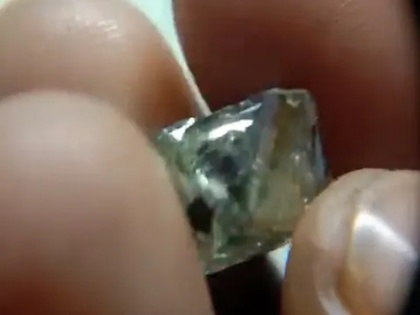 Sarpanch and his four friends got 14.21 carat diamond in the mine know the price | पन्ना जिले में सरपंच और उसके चार दोस्तों की चमकी किस्मत, खदान में मिला 14.21 कैरेट का हीरा, जानिए कीमत