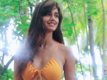 Disha Patani orange monokini photo goes viral | सनी लियोन की राह पर चलीं दिशा पाटनी, वायरल हो रही है बिकिनी फोटो