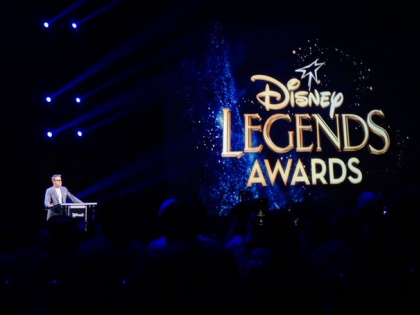 Robert Downey Jr., John Favreau honored with 'Disney Legend' Award | रॉबर्ट डॉनी जूनियर, जॉन फेवरोऊ ‘डिज्नी लीजेंड’ पुरस्कार से सम्मानित