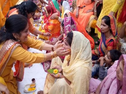 Ujjain: Haldi-Mehndi ritual done by singing traditional Malwa Mangal folk songs to Divyang couples | उज्जैन: पारंपरिक मालवा मंगल लोकगीतों के साथ दिव्यांग जोड़ों को लगी हल्दी-मेहंदी