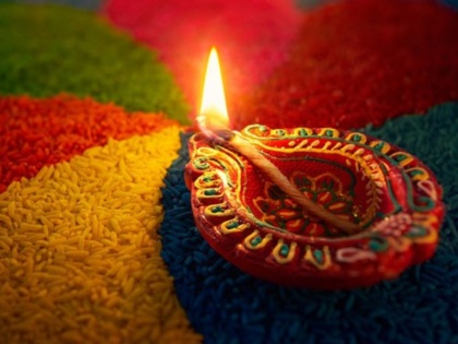 Happy Choti Diwali: Diwali wishes, quotes, message, greetings, shayri, whtasapp and facebook status in Hindi | Happy Choti Diwali: छोटी दिवाली पर अपने रिश्तेदारों और दोस्तों के भेजें 10 सुभकामना संदेश