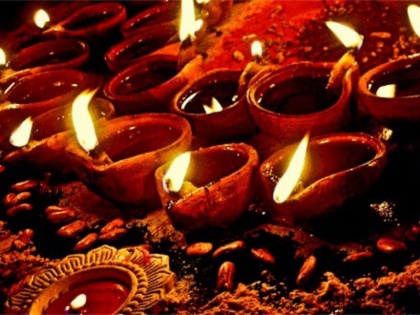 Diwali 2023 On the festival of lights follow these traditional customs on the day of Diwali, there will be happiness in the house | Diwali 2023: रोशनी का त्योहार दिवाली के दिन इन पारंपरिक रीति-रिवाजों का जरूर करें पालन, घर में आएगी खुशहाली