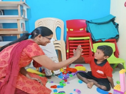 Teacher Saraswati Padmanabhan of Bangaluru gives education to children of laborers and adds color to their dark lives | मजदूरों के बच्चों को शिक्षा के पंख देती और उनकी अँधेरी जिंदगी में रंग भरती शिक्षिका सरस्वती पद्मनाभन