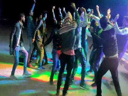 Innocent died while craving for treatment, doctors and staff danced on DJ in the hospital | इलाज को तरसते हुए मर गई मासूम, अस्पताल में डीजे पर नाचते रहे डॉक्टर और स्टॉफ Innocent died while craving for treatment, doctors and staff danced on DJ in the hospital | इलाज को तरसते हुए मर गई मासूम, अस्पताल में डीजे पर नाचते रहे डॉक्टर और स्टॉफ