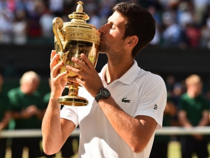 Wimbledon 2018: Novak Djokovic eats grass to celebrate fourth Wimbledon Title | चौथी बार विंबलडन खिताब जीतकर चोकोविच ने ऐसे मनाया जश्न, फोटो देख हो जाएंगे हैरान