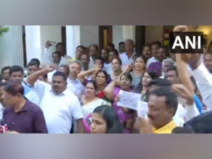 Karnatka DKS supporters as Cong MLAs go into huddle over CM race | कर्नाटक में कांग्रेस विधायक दल की बैठक से पहले डीके शिवकुमार के घर के बाहर समर्थकों ने की नारेबाजी