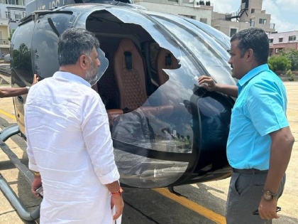 Karnataka Congress chief DK Shivakumar's helicopter met with an accident the glass of the chopper was broken due to a bird hit | कर्नाटक: कांग्रेस प्रमुख डीके शिवकुमार के हेलिकॉप्टर हुआ हादसे का शिकार, पक्षी के टकराने से चॉपर का टूटा शीशा