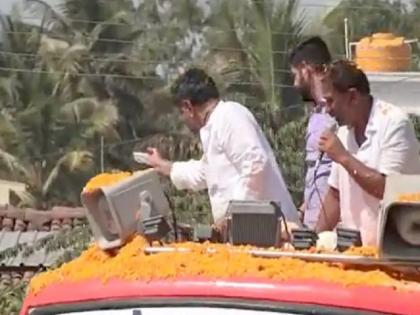 Congress DK Shivakumar showers 500 Rs notes in Karnataka Mandya roadshow, watch video | कांग्रेस नेता डीके शिवकुमार ने कर्नाटक में रोडशो के दौरान मांड्या में भीड़ पर लुटाए 500 रुपये के नोट, देखें वीडियो