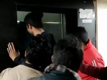 Noida 12 students trapped in the lift could be pulled out after 20 minutes | नोएडा: 20 मिनट तक लिफ्ट में फंसे रहे 12 छात्र, अलार्म बटन भी नहीं कर रहा था काम, ऐसे बचाया गया