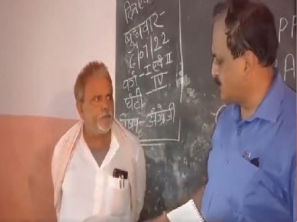 Lakhisarai DM raps headmaster for wearing kurta pajama orders salary cut suspension | बिहार: लखीसराय में कुर्ता पायजामा पहनने के कारण जिलाधिकारी ने प्रधानाध्यापक को फटकारा, दिया निलंबित करने का आदेश