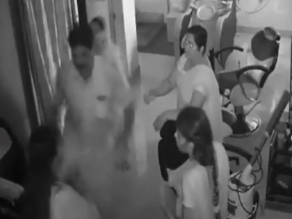 DMK Corporator Selvakumar hits a woman at a beauty salon in Tamil Nadu's Perambalur, Watch Video | सत्ता के नशे में चूर डीएमके नेता ने महिला को बेरहमी से पीटा, सीसीटीवी में कैद हुई लातों की बारिश