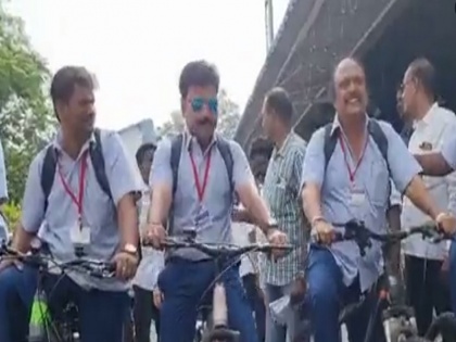 DMK MLAs arrive in Puducherry Assembly on cycles and in School dress watch video | पुडुचेरी में स्कूली ड्रेस, गले में आई-कार्ड और कंधे पर बस्ता डाले विधान सभा पहुंचे विधायक, जानिए क्यों