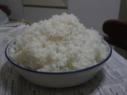 do not eat cold rice in lunch know why health tips in hindi | भूलकर भी लंच में न खाएं ठंडा चावल वरना...., एक्सपर्ट्स से जानें इसके गंभीर नुकसान do not eat cold rice in lunch know why health tips in hindi | भूलकर भी लंच में न खाएं ठंडा चावल वरना...., एक्सपर्ट्स से जानें इसके गंभीर नुकसान