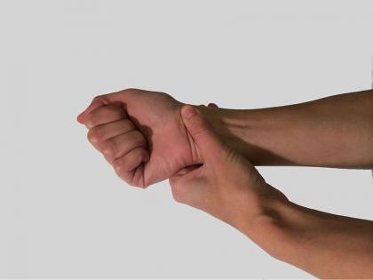 do these excersie in home to get rid of wrist pain video | वीडियो: डेस्क जॉब या फिर ज्यादा देर तक माउस चलाने से होती है कलाई में दर्द, तुरंत आराम के लिए घर में करें ये 5 एक्सरसाइज do these excersie in home to get rid of wrist pain video | वीडियो: डेस्क जॉब या फिर ज्यादा देर तक माउस चलाने से होती है कलाई में दर्द, तुरंत आराम के लिए घर में करें ये 5 एक्सरसाइज
