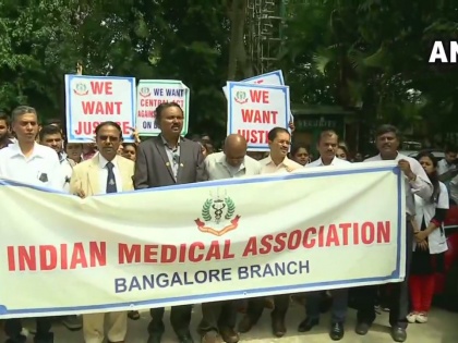 Doctor's strike in delhi and mumbai in support of kolkata mamata banerjee Live updates | Doctor's Strike : डॉक्टरों की हड़ताल पर राज्यपाल ने सीएम ममता को किया फोन, लेकिन नहीं मिला जवाब