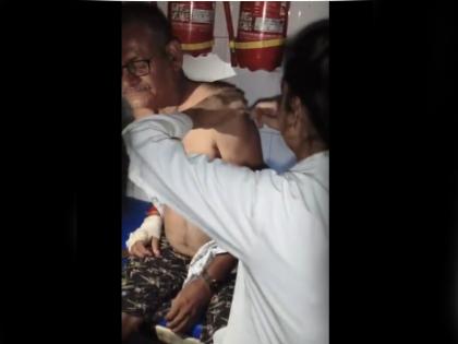 video doctor in Jalaun are treating patients in the light of mobile torch | VIDEO: बत्ती गुल, इलाज चालू..., जालौन में मोबाइल टॉर्च की रोशनी में डॉक्टर कर रहें इलाज; यूपी अस्पताल की खुली पोल video doctor in Jalaun are treating patients in the light of mobile torch | VIDEO: बत्ती गुल, इलाज चालू..., जालौन में मोबाइल टॉर्च की रोशनी में डॉक्टर कर रहें इलाज; यूपी अस्पताल की खुली पोल