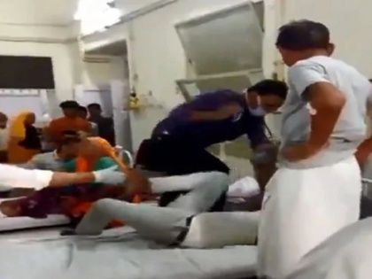 Jaipur Sawai Man Singh (SMS) Medical College doctor beat up a patient video viral | जयपुर के SMS हॉस्पिटल में डॉक्टर ने मरीज को बेरहमी से पीटा, वीडियो वायरल 