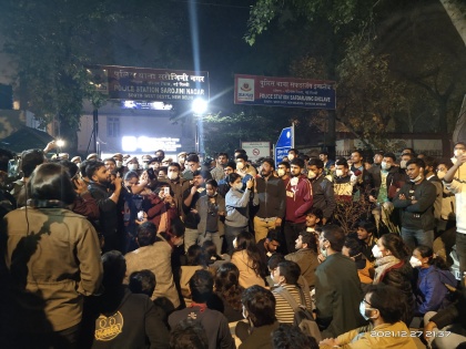 delhi neet-pg-counselling-protest-police crackdown | दिल्ली: नीट परीक्षाओं को लेकर प्रदर्शन कर रहे रेजिडेंट डॉक्टरों ने पुलिस पर बर्बर कार्रवाई का आरोप लगाया, हजारों की संख्या में थाने का घेराव किया