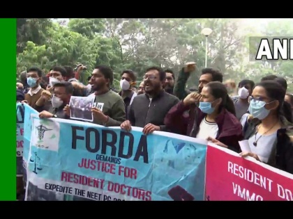 delhi resident doctors strike health services affected opd closed chaos | दिल्ली: रेजिडेंट डॉक्टरों की हड़ताल के कारण सरकारी अस्पतालों में स्वास्थ्य सेवाएं बुरी तरह प्रभावित, अफरा-तफरी का माहौल