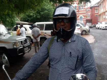 Gujarat Vadodara man carry all bike documents on helmet due to beat Motor Vehicles Act 2019 video goes viral | चालान से बचने का इस शख्स ने निकाला ऐसा तरीका, पुलिस भी हुई हैरान 