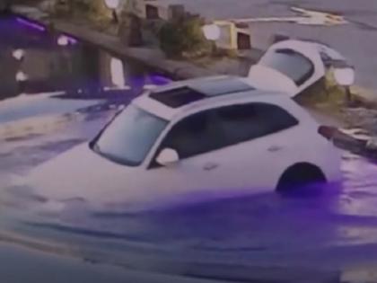 China Dog accidentally drives owner car into a pond, Funny Video Goes Viral | मालिक छोड़कर गया तो कुत्ते ने तालाब में तैरा दी कार, मजेदार वीडियो देख लोग हो रहे लोटपोट China Dog accidentally drives owner car into a pond, Funny Video Goes Viral | मालिक छोड़कर गया तो कुत्ते ने तालाब में तैरा दी कार, मजेदार वीडियो देख लोग हो रहे लोटपोट