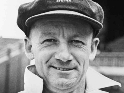 Donald Bradman 1934 Ashes series scored triple century england 758 runs record 451 runs | डोनाल्ड ब्रैडमैन के ऐतिहासिक बल्ले की होगी नीलामी, 1934 एशेज सीरीज में इंग्लैंड के बॉलर पर ढाया था कहर
