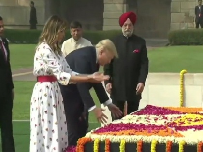 Donald Trump Melania Trump pay tribute to Mahatma Gandhi at Raj Ghat india visit | डोनाल्ड ट्रंप का राष्ट्रपति भवन में शाही स्वागत, राजघाट पर महात्मा गांधी को दी श्रद्धांजलि, देखें वीडियो