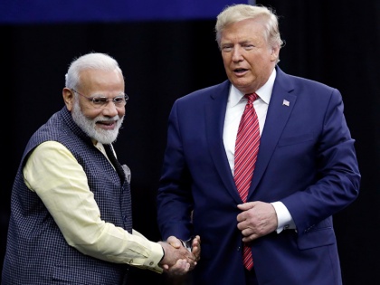 Donald Trump tweet in hindi before landing India ahmedabad | भारत पहुंचने के घंटे भर पहले डोनाल्ड ट्रंप ने हिंदी में किया ट्वीट, लिखी ये बात 