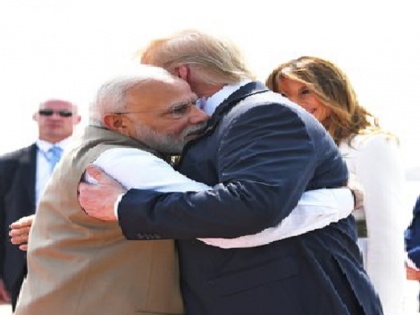 prime minister narendra modi tweets pictures with donald trump and melania trump | प्रधानमंत्री नरेंद्र मोदी ने ट्रंप के साथ शेयर की तस्वीरें, गले मिल रहे हैं दोनों दिग्ग्ज