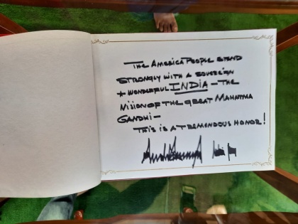 Trump's taj mahal sabarmati ashram Rajghat Visitor Book signature viral on social media | ट्रंप का हस्ताक्षर बना चर्चा का विषय, जानें राजघाट के विजिटर बुक में महात्मा गांधी के बारे में क्या लिखा