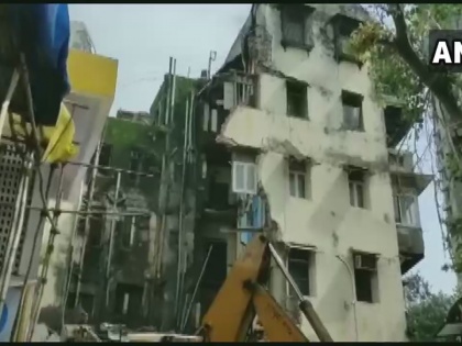 Mumbai: Parts of 3rd to 7th floor of a multi-storeyed building collapsed today morning | मुंबई: डोंगरी में बहुमंजिला इमारत के कई हिस्से अचानक गिरे, मलबे में दबी महिला को बचाया गया