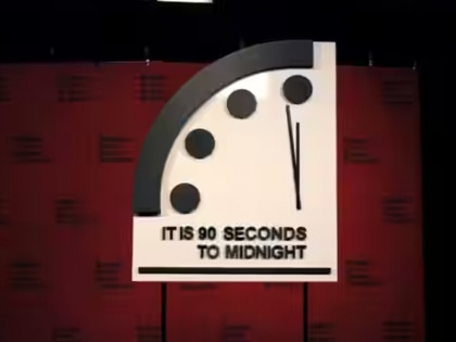 Doomsday Clock signals World reaches its closest point of annihilation | ‘कयामत की घड़ी’ का इशारा- दुनिया विनाश के अपने निकटतम बिंदु पर पहुंच गई है, आधी रात होने में सिर्फ 90 सेकंड बाकी