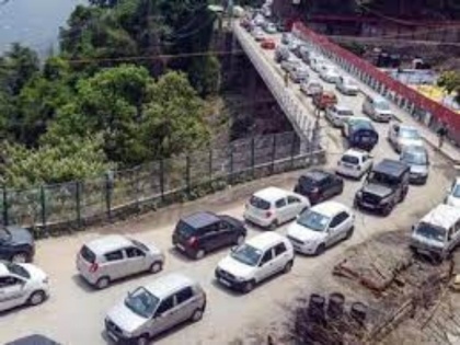 video massive traffic jam as hundreds of cars line up to enter himachal pradesh | लॉकडाउन में राहत मिलते ही लोग हुए बेफ्रिक! शिमला में गाड़ियों का लगा तांता , वीडियो वायरल