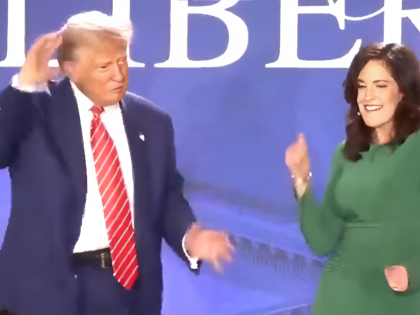 VIDEO Former US President Donald Trump dance public event users made funny comments on it | VIDEO: डोनाल्ड ट्रंप ने एक पब्लिक इवेंट में कर दिया डांस, मूव्स पर यूजर्स ने किए मजेदार कमेंट्स