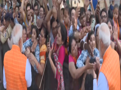 PM Narendra Modi saw a visually challenged girl went to her and talked Gujarat | Video: वोट डालने जा रहे थे पीएम मोदी, तभी दिख गई 'देखने में असमर्थ बच्ची', पास जाकर मिलाया हाथ, देखिए