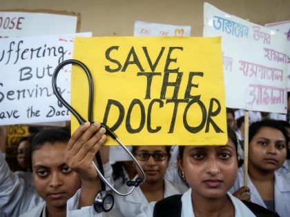 Sociology behind attack on doctors need to be identified | एन. के. सिंह का ब्लॉग: समझना होगा डॉक्टरों पर हमले के पीछे का समाजशास्त्र 