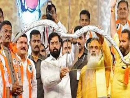 Maharashtra CM Eknath Shinde updates his display picture on Twitter & puts up Shiv Sena's 'bow and arrow' symbol as the picture | महाराष्ट्र सीएम एकनाथ शिंदे ने ट्विटर पर बदली अपनी डिस्प्ले पिक्चर, लगाया शिवसेना का चुनाव चिह्न 'धनुष-बाण'