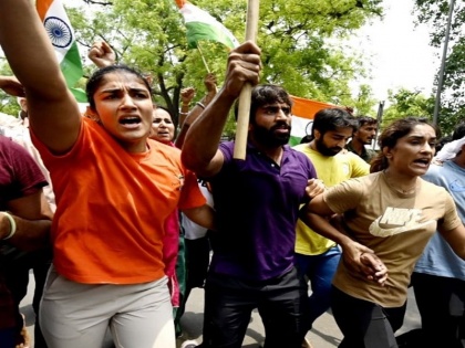 Wrestlers Protest Delhi Police registers FIR against protest organizers and others in Jantar Mantar scuffle case | Wrestlers Protest: जंतर-मंतर पर हुई हाथापाई के मामले में दिल्ली पुलिस ने प्रदर्शन आयोजकों और अन्य लोगों के खिलाफ FIR दर्ज