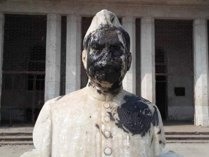 Bihar: india's first President Rajendra Prasad idol Throwing ink | बिहार: देश के प्रथम राष्ट्रपति राजेंद्र प्रसाद की प्रतिमा पर पोती कालिख, पहले भी उखाड़ी गई थी मूर्ति