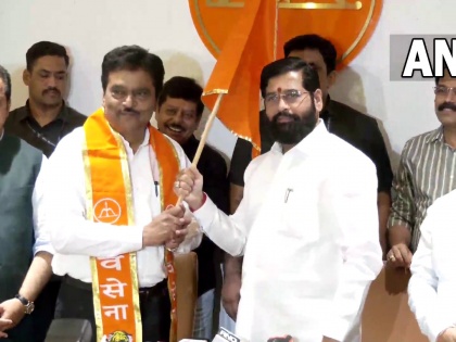 Maharashtra Former minister Dr Deepak Sawant from the Uddhav Thackeray faction joins CM Eknath Shinde's Shiv Sena | Maharashtra: उद्धव ठाकरे को एक और झटका, एकनाथ शिंदे गुट में शामिल हुए पूर्व स्वास्थ्य मंत्री दीपक सावंत
