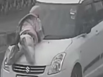 Watch Man dragged car's bonnet in Delhi's Rajouri Garden road rage incident shown in video see | दिल्ली में हॉर्न बजाने पर झगड़ा, कार सवार ने युवक को टक्कर मारी, आधा किमी घसीटा, देखें वीडियो