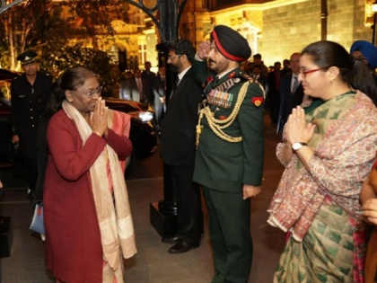President Draupadi Murmu arrives in London, will attend funeral of Queen Elizabeth II | राष्ट्रपति द्रौपदी मुर्मू पहुंची लंदन, महारानी एलिजाबेथ द्वितीय की अंत्येष्टि में होंगी शामिल