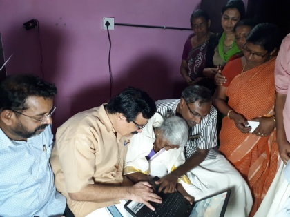 Kerala: 96-year-old Karthiyani Amma from Alappuzha who had recently topped 'Aksharalaksham' literacy programme with 98 marks, was gifted a laptop by education minister | केरल: साक्षरता परीक्षा में अव्वल आने वाली 96 साल की अम्मा को मिला लैपटॉप, 100 में 98 अंक लाकर बनीं थी टॉपर