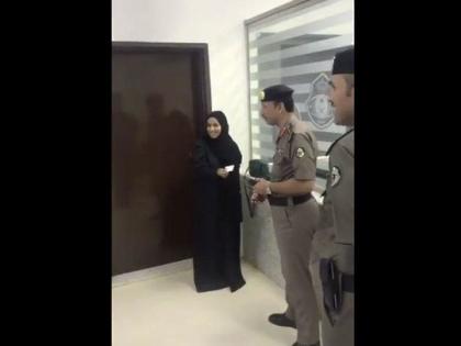 Saudi Arabia starts issuing driving licences to women On 24 june 2018 | सऊदी अरब में अब महिलाएं करेंगी ड्राइविंग, वीडियो में देखें ऐतिहासिक पल जब महिला को मिला ड्राइविंग लाइसेंस Saudi Arabia starts issuing driving licences to women On 24 june 2018 | सऊदी अरब में अब महिलाएं करेंगी ड्राइविंग, वीडियो में देखें ऐतिहासिक पल जब महिला को मिला ड्राइविंग लाइसेंस