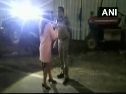 A woman created ruckus and pelted stones at media personnel in Hyderabad | नशे में धुत युवक को ट्रैफिक पुलिस ने पकड़ा, गुस्साई गर्लफ्रेंड ने आधी रात को बीच सड़क पर मचाया हंगामा