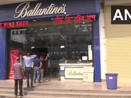 Liquor shops open after 20 days due to lockdown in Assam, people wait in line by standing in line | असम में लॉकडाउन की वजह से 20 दिनों के बाद खुलीं शराब की दुकानें, लोगों ने लाइन में खड़े रहकर किया बारी का इंतजार